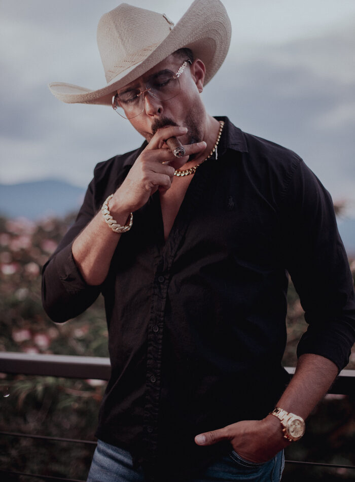 Pedro Habano — retrato artístico con sombrero vaquero